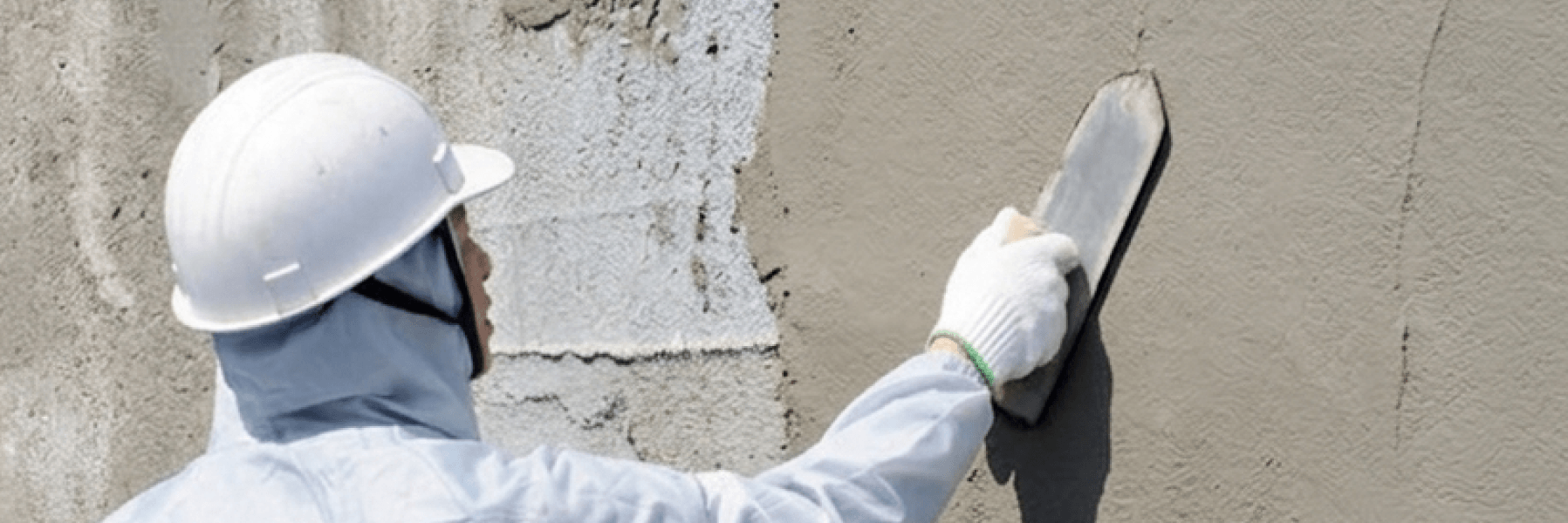 現場で作業を行う男性のイメージ写真